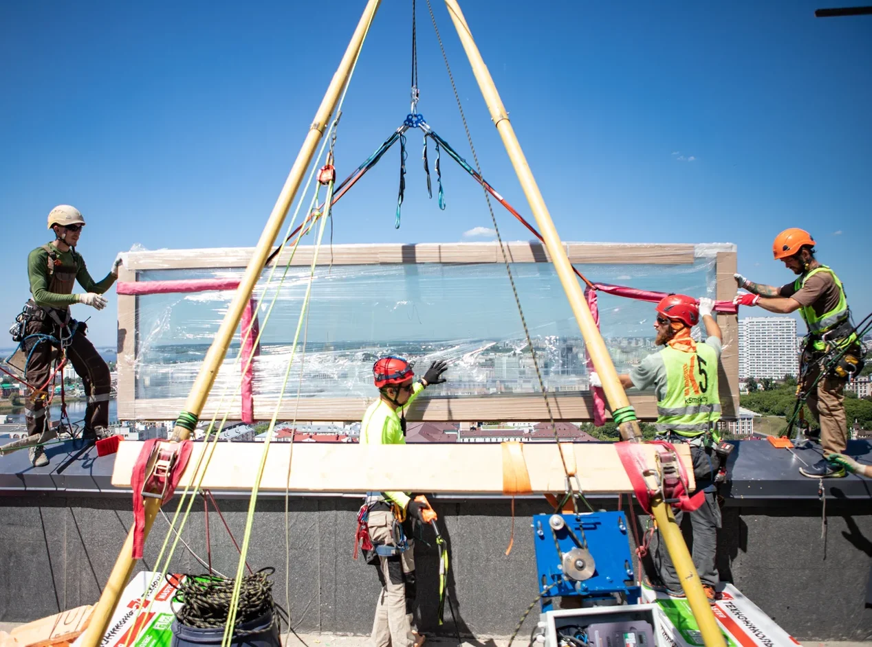 ЖК “Барселона” подъем стеклопакетов