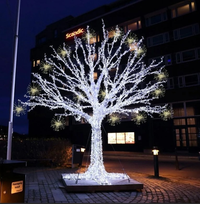 Услуги по новогоднему украшению деревьев)